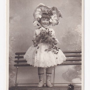 Mädchen mit Hut, Kirschen und Spitzenkleid auf Bank, antike deutsche Postkarte, Fotografie, 1905