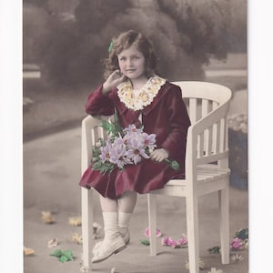 Mädchen auf Gartenstuhl mit Blumen,  antike deutsche Postkarte, 1911
