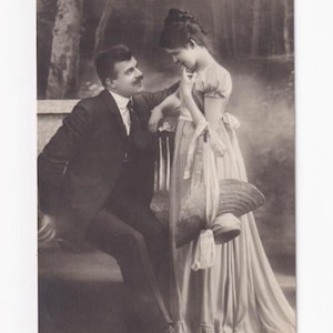 Frau (Wally) und Mann auf Bank, antike deutsche Postkarte, 1909 versendet