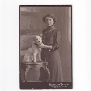Lächelnde Frau mit weissem Hund, polnisches Visitfoto (Rudolph Thiele, Neusalz)