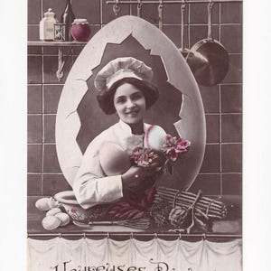 Cuisiner avec des œufs, fouet, bol et casseroles, carte postale française ancienne, envoyée en 1913