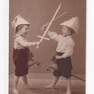 Jungen als Ritter mit Steckenpferden, antike Postkarte