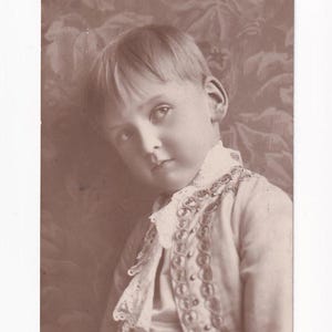 Als barocker Adeliger verkleideter Junge, antike deutsche Postkarte, 1911 geschrieben