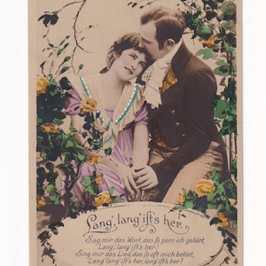 May include: Vintage postcard featuring a couple embracing amidst roses. The woman wears a lavender dress, and the man is in a dark coat. Text in German script reads "Sang, lang'ift's her" with additional verses below. The postcard has a sepia tone.