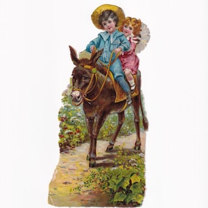 Puede incluir: Ilustración vintage de dos niños montando un burro. El niño viste un traje azul y un sombrero de paja, mientras que la niña lleva un vestido rosa y sostiene una sombrilla. El burro es marrón, en un camino con vegetación.