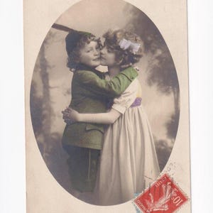 Mädchen (Grete Reinwald) und Junge beim Umarmen, antike deutsche Postkarte, 1911 versendet