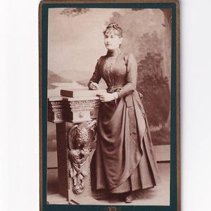 Frau mit Tournüre an Postament, Schweizer Visitfoto (J. Bär, Frauenfeld)