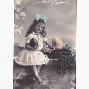 Ragazza con fiocco per capelli e uova regalo, cartolina tedesca antica, circa 1910