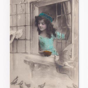 Mädchen (Grete Reinwald) beim Vogelfüttern am Fenster, antike deutsche Postkarte, 1910 versendet