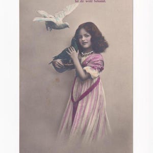 Mädchen mit Tauben, antike deutsche Postkarte, unbenutzt