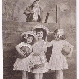 Un bambino e tre bambine con le uova di Pasqua, cartolina d'epoca, spedita nel 1931