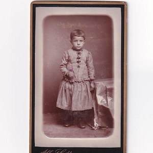 Kortharig kind in geruite jurk met bloemen, Swiss Visitfoto (Albert Sutter, Appenzell)
