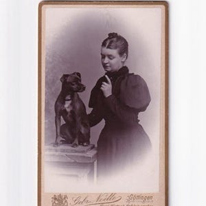 Frau beim Belehren eines Hundes, deutsches Visitfoto (Gebrüder Noelle, Göttingen)