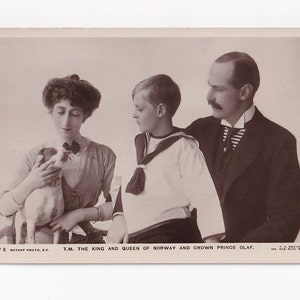 König Haakon, Königin Maud und Kronprinz Olav von Norwegen mit Hund, antike englische Postkarte, Foto von Frank Arthur Swaine (London)
