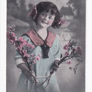 Mädchen (Susanne Lafrenz) mit Haarschleifen und Blütenzweigen, antike deutsche Postkarte, 1913