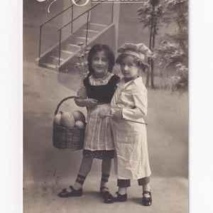 Ragazzo cuoco con cucchiaio di legno e ragazza con cestino per le uova, antica cartolina tedesca, spedita nel 1914