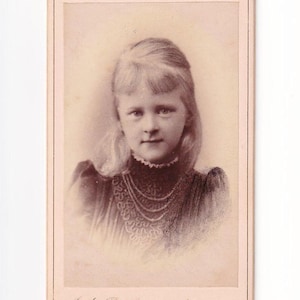 Blond meisje met pony en drierijige ketting, Duitse bezoekfoto (Andreas Bönki, Grimmen/Sassnitz)