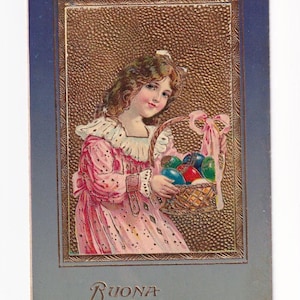 Ragazza con uova di Pasqua decorate in un cestino, cartolina antica