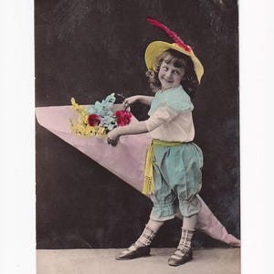 Garçon habillé à la manière du XVIIe siècle, carte postale autrichienne vintage, envoyée en 1928