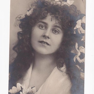 Reta Walter, piosenkarka z długimi włosami i kwiatami z materiału, stara niemiecka pocztówka, wysłana w 1907 r.