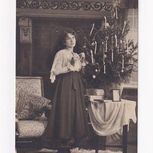 Frau mit Perlenkette am Weihnachtsbaum, antike deutsche Postkarte, 1919 versendet