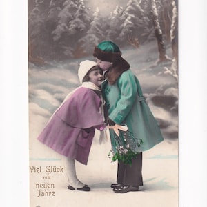 Kleine Kinder in Wintermänteln beim Küssen, deutsche Vintage-Postkarte, 1920er-Jahre