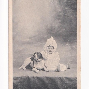 Baby mit Haube und Hund mit Halsband und Kette, antike deutsche Postkarte, 1905 versendet