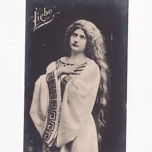 Frau mit langen Haaren und Kleid mit Mäandermuster, antike deutsche Postkarte, 1908