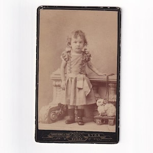 Schattig kind met witte knuffel op wielen, Zwitserse Visitfoto (Louis Kunz, Nyon)