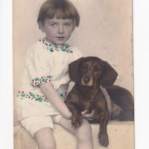 Junge mit Dackel, antike deutsche Postkarte, 1921 versendet