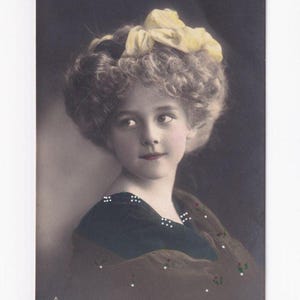 Mädchen (Grete Reinwald) mit Hochfrisur, antike deutsche Postkarte