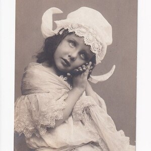Mädchen mit Haube und Spitzenkleid, antike deutsche Postkarte, Fotografie, 1910