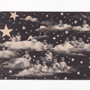 Bebês e crianças nas nuvens no céu estrelado, antigo cartão postal austríaco, 1910