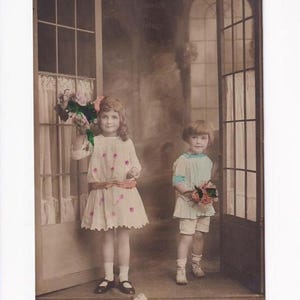 Félicitations aux enfants avec des bouquets de fleurs à la porte, carte postale allemande ancienne, écrite en 1920