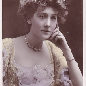 Grace Lane, l'actrice avec collier, carte postale anglaise ancienne
