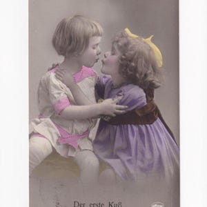 Kinder beim Küssen, antike deutsche Postkarte, 1923 versendet