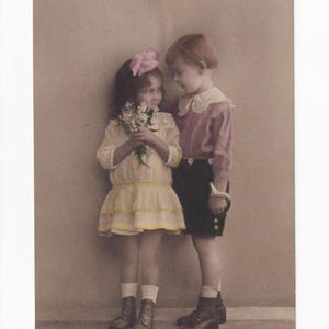 Verliebter Junge und Mädchen mit Blumen, deutsche Vintage-Postkarte, 1925 versendet