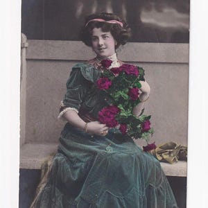 Violet de Palferay, tancerka z Tiller Girls w różach i aksamitnej sukni, stara niemiecka pocztówka, wysłana w 1910 r.