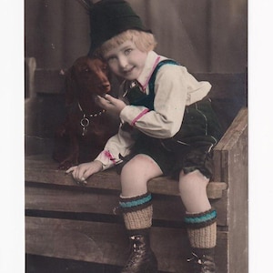 Zum Auswählen: Junge mit Dackel und Lederhosen, antike deutsche Postkarte