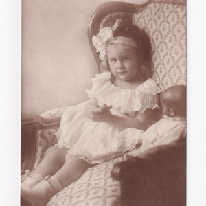 Princesse Cécile de Prusse avec poupée, carte postale allemande ancienne, photo de l'atelier de la cour de Wilhelm Niederastroth (Potsdam)