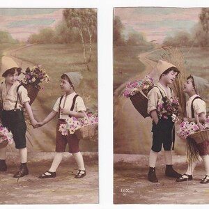 Par de cartões postais vintage: rapazes do campo com cestos de flores
