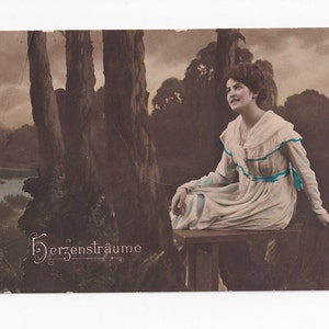 Erwartungsvolle Frau in hellblauem Kleid vor Landschaftskulisse, antike deutsche Postkarte