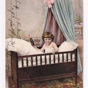 Enfant dans un lit à baldaquin, carte postale ancienne, envoyée en 1904
