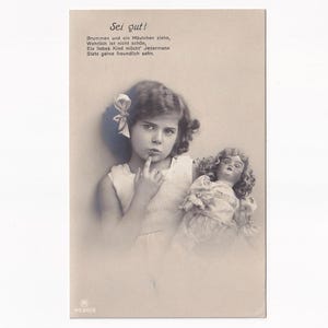 Ragazza con bambola grande, cartolina tedesca antica, circa 1914