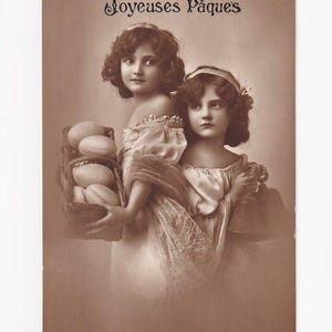 Due ragazze eleganti con uova di Pasqua in un cestino, antica cartolina tedesca, spedita nel 1916