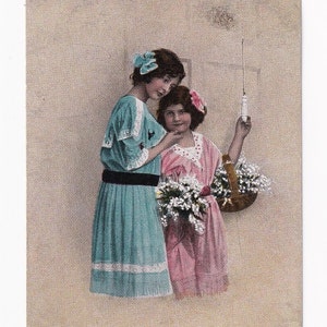 Deux filles en bleu clair et rose sonnant à la porte, carte postale allemande ancienne, 1920