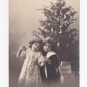 Kinder am Weihnachtsbaum, antike deutsche Postkarte, 1913 versendet
