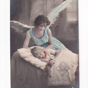 Schutzengel bei schlafendem Jungen mit Teddy, deutsche Vintage-Postkarte,  Fotografie, 1925