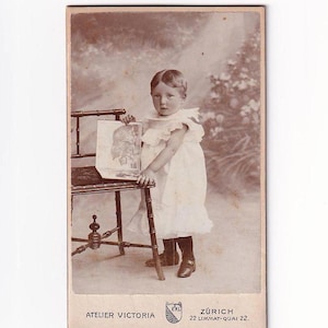 Prentenboek Kind met kat, Swiss Visitfoto (Atelier Victoria, Zürich)