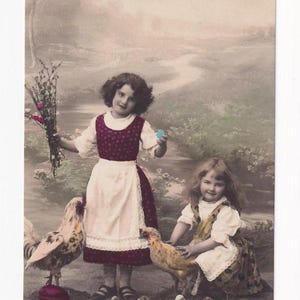 Deux filles de campagne avec une famille de poules et des œufs, carte postale allemande ancienne, envoyée en 1913 (?)